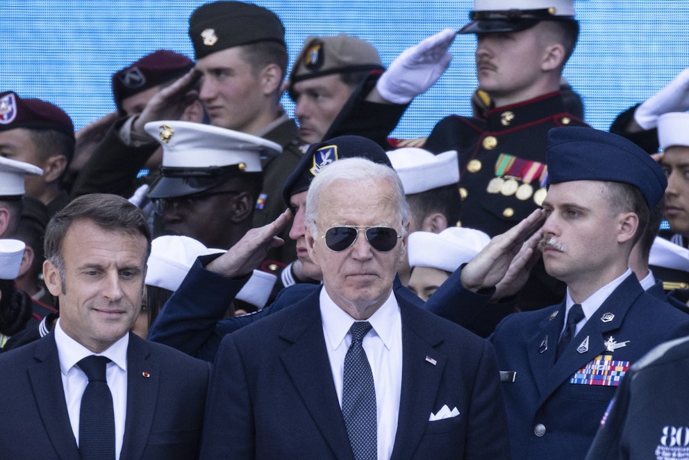 USA:s president Joe Biden och Frankrikes president Emmanuel Macron medverkar på en ceremoni för 80-årsjubileet av landstigningen i Normandei.