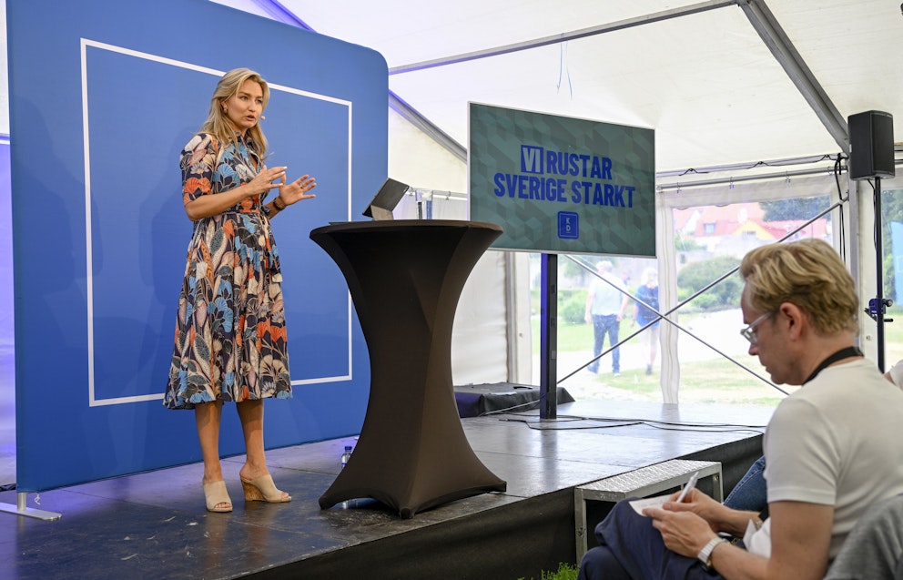 Ebba Busch talar i ett presstält i Almedalen