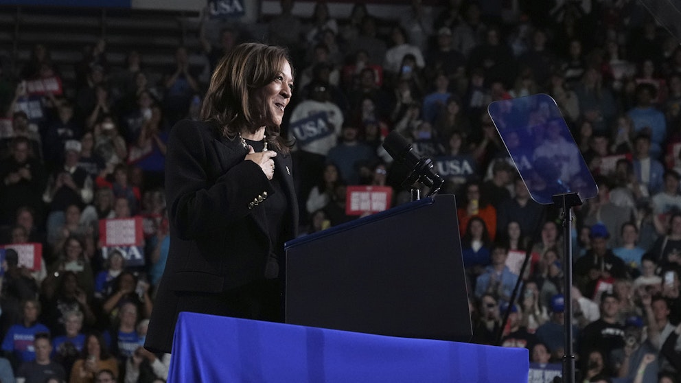 Demokraternas presidentkandidat Kamala Harris talar under ett kampanjmöte i Memorial Hall på Muhlenberg College i Allentown, Pennsylvania, måndag den 4 november 2024.