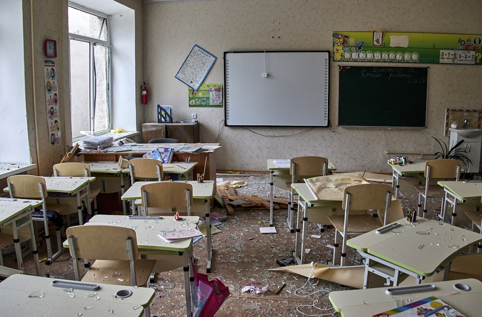 Ett klassrum som skadades av beskjutning i staden Tjuhuiv i Charkivregionen den 25 juli 2022. Foto: Sergey Kozlov/EPA/TT. 