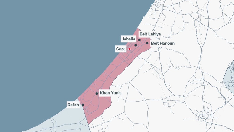 Kartbild som visar Gaza-remsan, med viktiga städer markerade, inklusive Gaza, Jabalia, Khan Yunis, Rafah, Beit Lahia och Beit Hanoun. Området som representeras i rosa indikerar Gaza vid Medelhavet.