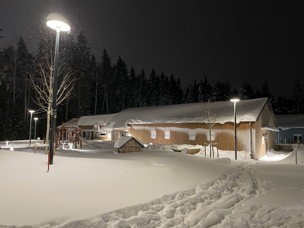 En innergård på Tomtebo i Umeå med djupt snötäcke efter det kraftiga snöfallet under onsdagen.