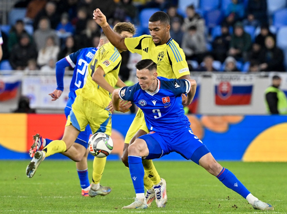 Två fotbollsspelare i duell.