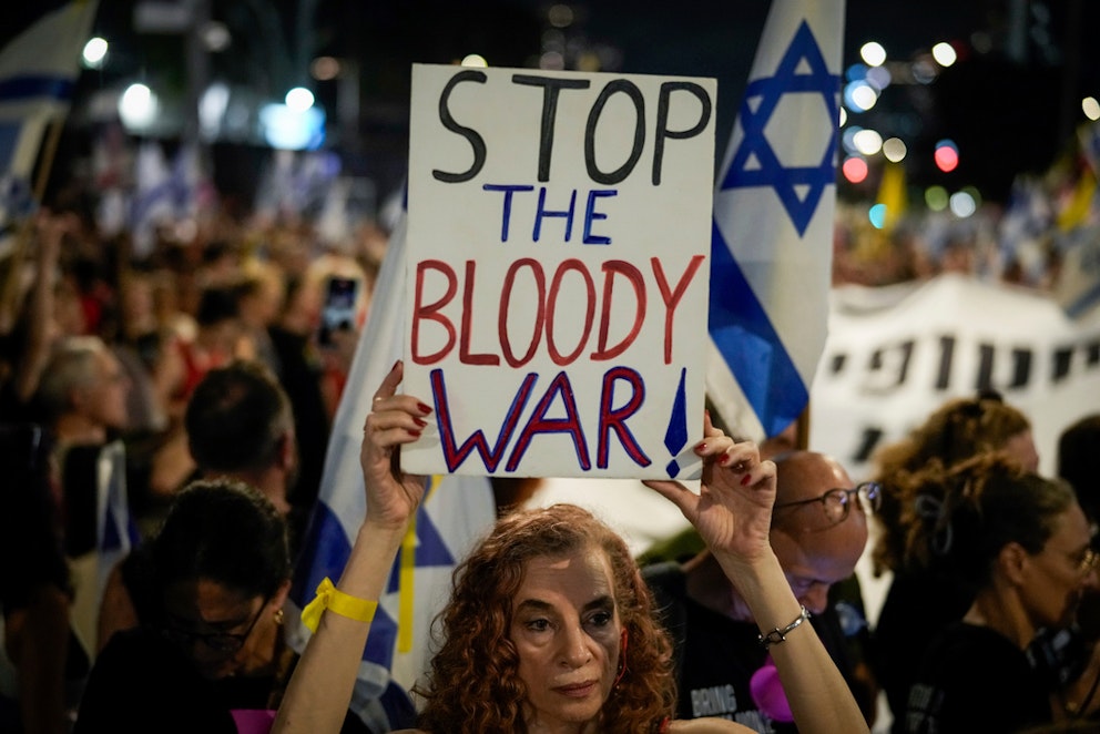 En kvinna demonstrerar i Tel Aviv. Foto: Leo Correa/AP/TT