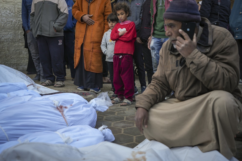 Kroppar ligger uppradade utanför sjukhuset al-Aqsa i centrala Gaza den 3 januari. Foto: Abdel Kareem Hana/AP