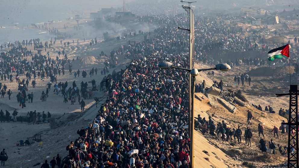 Tusentals människor tar sig till norra Gaza. På bilden syns stora folkmassor på en väg. Hundratals är också utanför vägen eftersom det är svårt att få plats. 