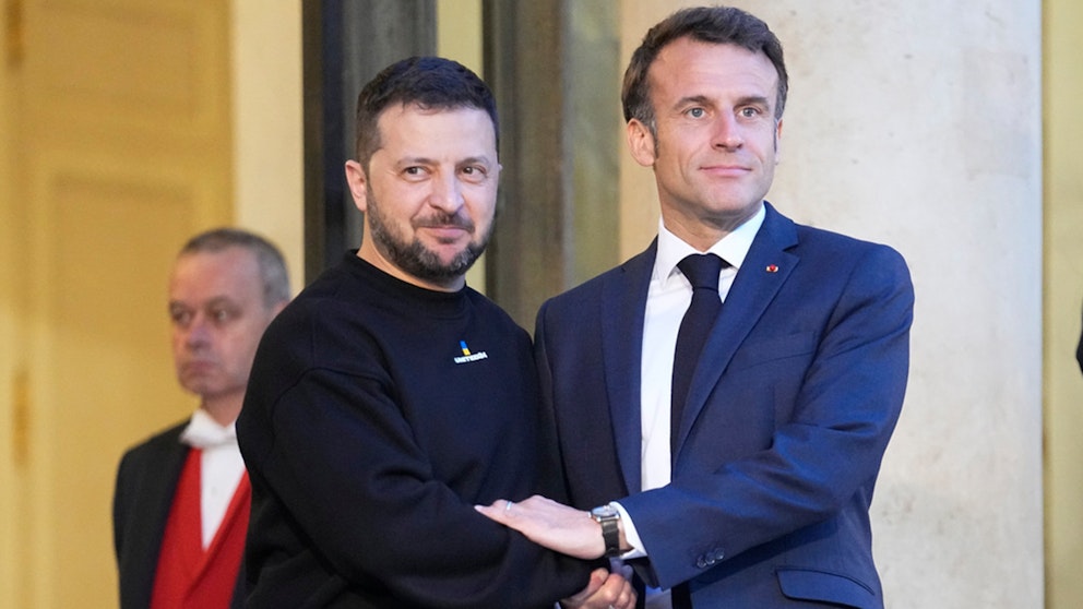 Frankrikes President Emmanuel Macron välkomnade Ukrainas president Volodymyr Zelenskyj vid Élyséepalatset i Paris på söndagen. Foto: Michel Euler/AP/TT