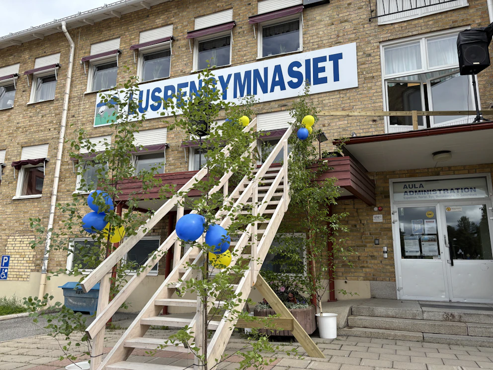 Ballonger och björkris vid utspringet – Se studenterna springa ut ...