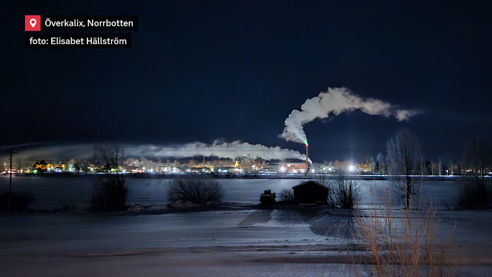 En inversion, temperaturökning med höjd, tvingar rök från skorstenar att vara marknära. 