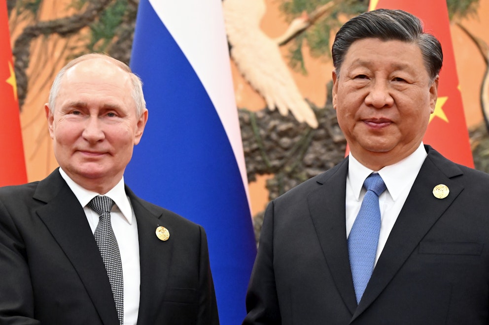 Rysslands president Vladimir Putin och Kinas president Xi Jinping står bredvid varandra.