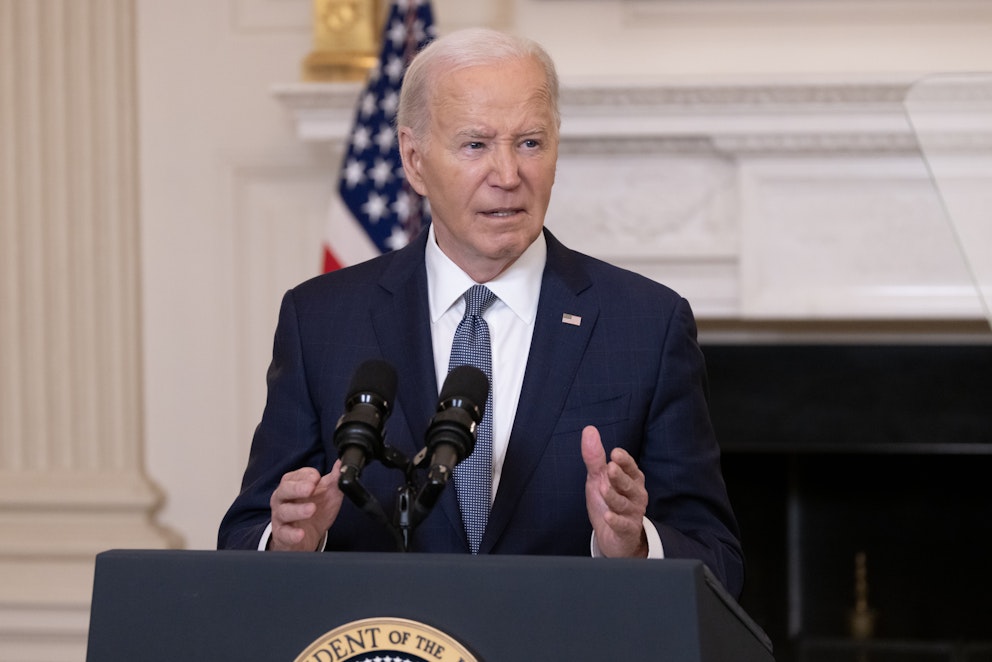 USA:s president Joe Biden står vid ett talarpodium.