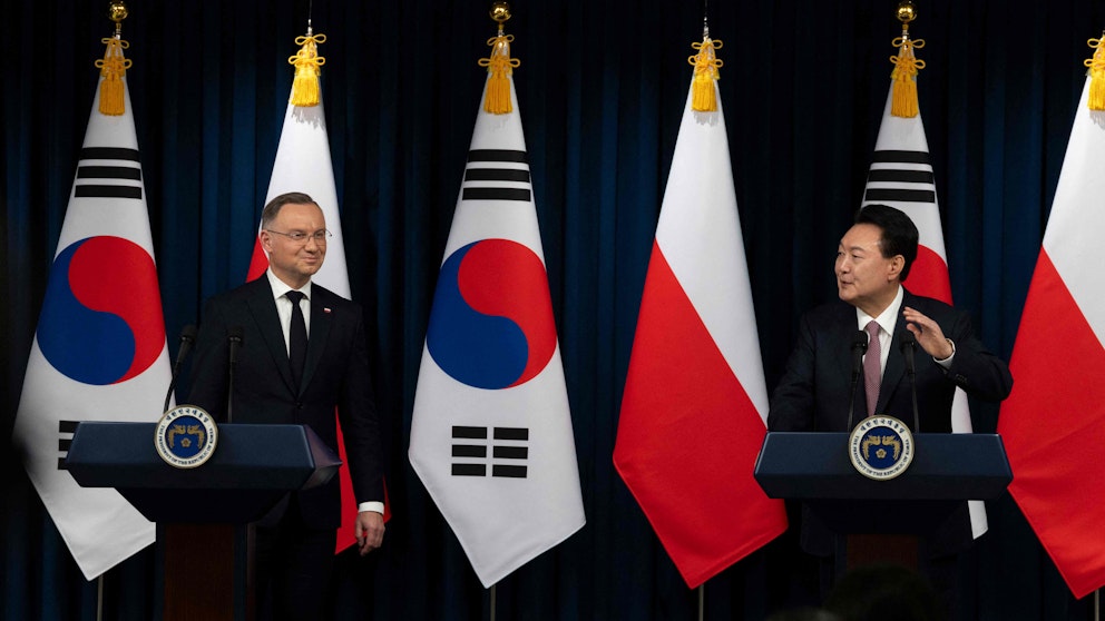 Sydkoreas president Yoon Suk Yeol (till höger) och Polens president Andrzej Duda (till vänster) vid den gemensamma presskonferensen efter toppmötet. Foto: Jeon Heon-Kyun  /POOL /AFP