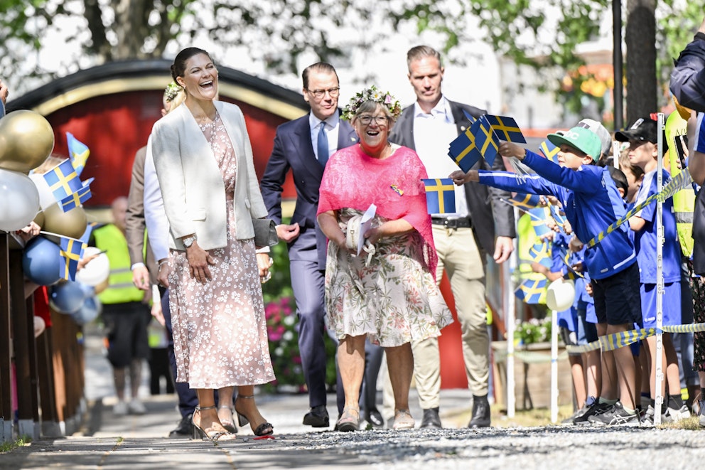 Kronprinsessan Victoria och prins Daniel närvarar vid firande av Sveriges nationaldag i Folkets park i Nykvarn. Foto: Henrik Montgomery/TT