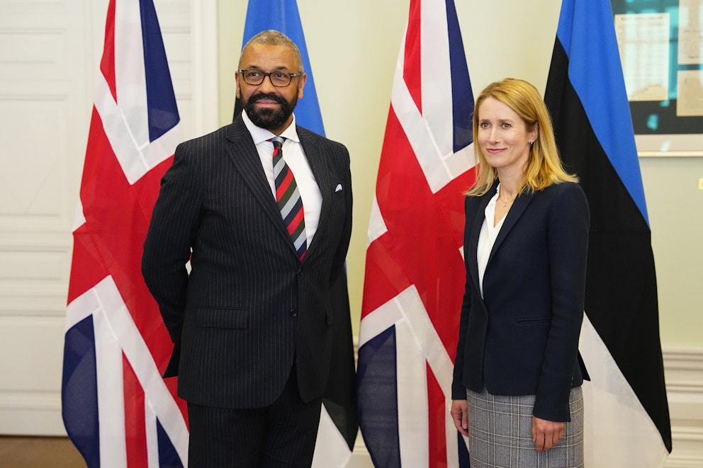Den brittiske utrikesministern James Cleverly och Estlands premiärminister Kaja Kallas med respektive länders flaggor i bakgrunden.