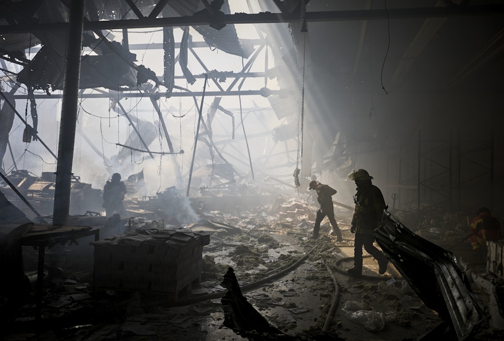 Ukrainska räddningsarbetare vid platsen
