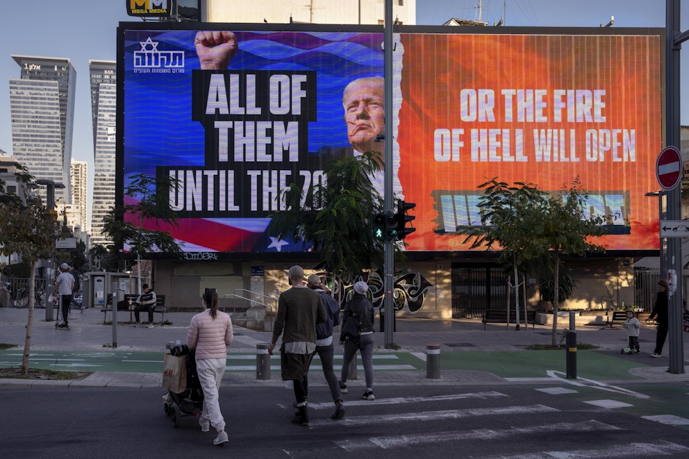 Den elektroniska skylten med Trumps budskap i Tel Aviv.  Foto: Oded Balilty/AP