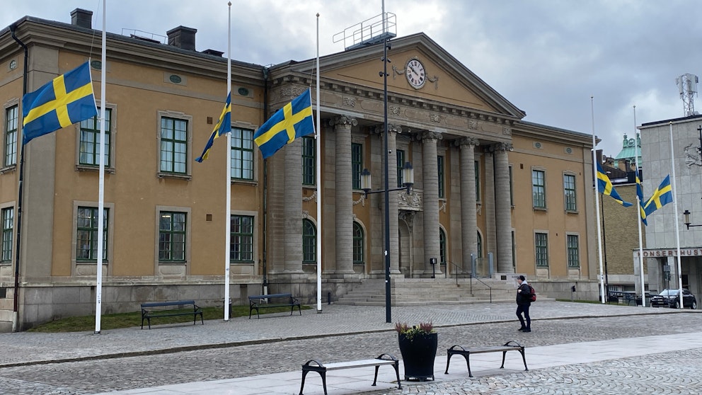 Tingsrätten i Karlskrona flaggar på halv stång efter masskjutningen i Örebro.