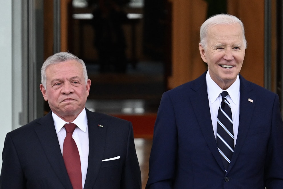 Abdullah II och Joe Biden bredvid varandra leende.
