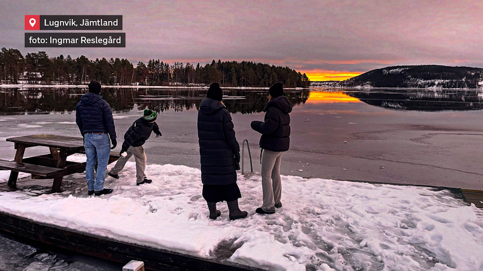 I väntan på plasket en snöboll ska göra på vattendränkt is.