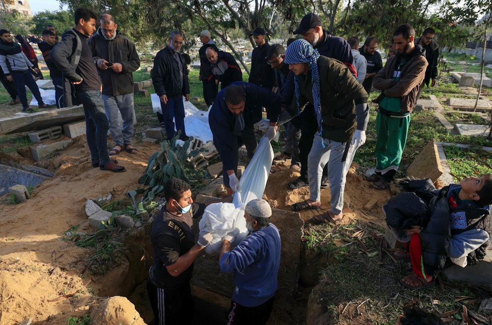 En begravning av en familj vars 13 medlemmar dödades i ett israeliskt flyganfall under natten mot måndagen den 4 december. Foto: Mahmud Hams/AFP/TT