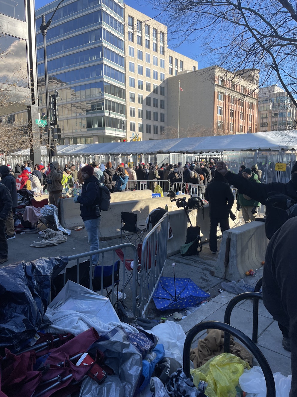 Här köar folk utanför Capitol One Arena. Foto: SVT