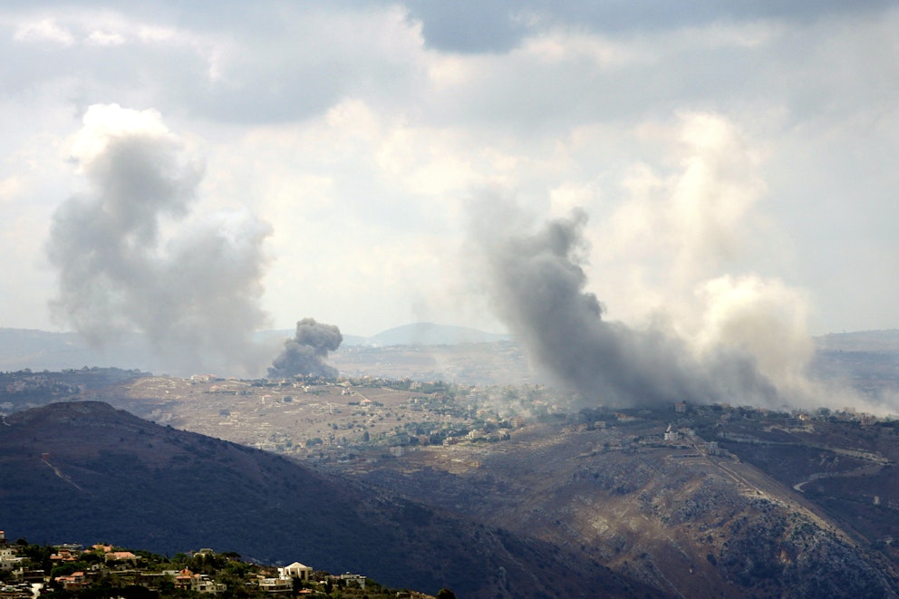 Rök efter explosioner efter att den libanesiska byn Taybeh anfallits. 