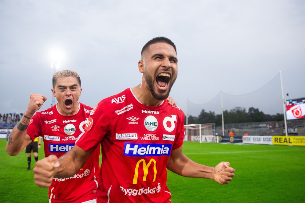 Omar Faraj jublar i Degerfors-tröjan 2022. Foto: Bildbyrån.