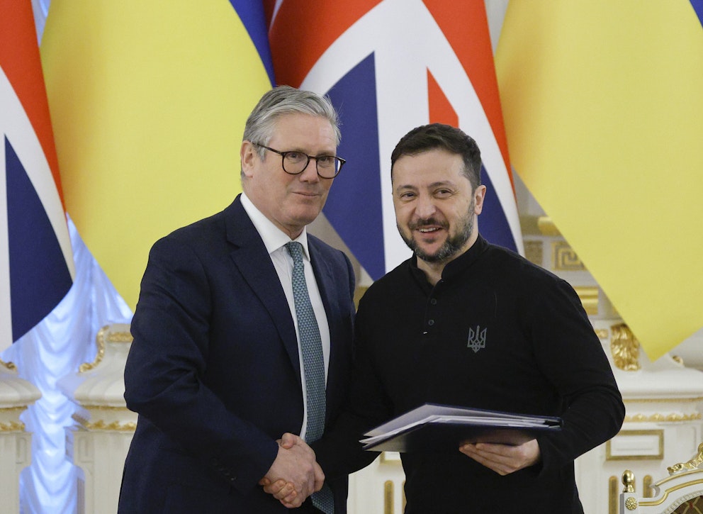 Keir Starmer skakar hand med Volodymyr Zelenskyj.