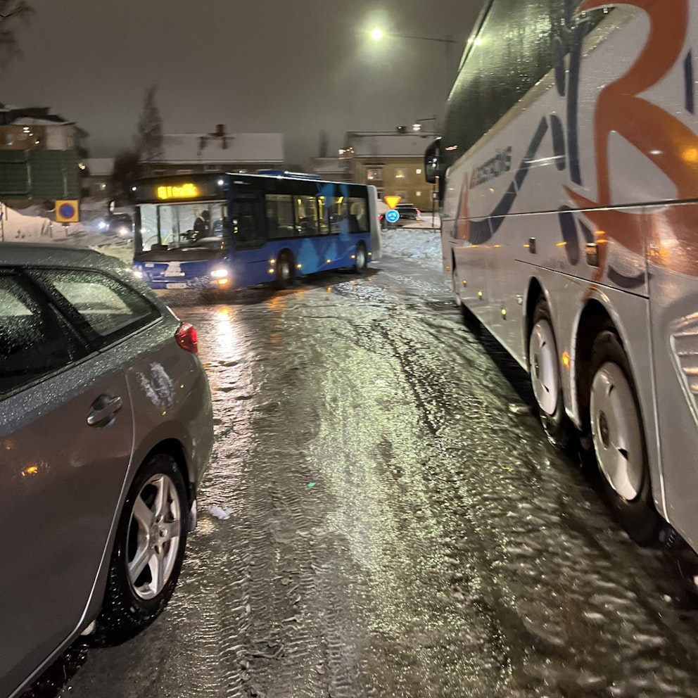 bil och bussar på isig gata