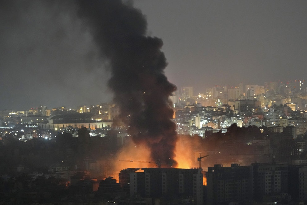 Rök stiger från Dahiyeh i södra Beirut tidigt på fredagsmorgonen. Foto: Hussein Malla/AP