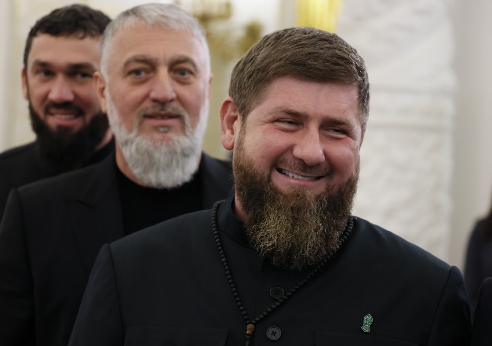 Den ryska delrepubliken Tjetjeniens president Ramzan Kadyrov samt Adam Delimkhanov (mitten), ledamot i ryska duman, och Magomed Daudov (längst bak), talman i tjetjenska parlamentet.