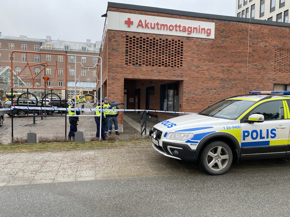 Poliser utanför akutmottagningen vid Universitetssjukhuset i Örebro. Fem personer har bekräftats skottskadade. Skadeläget är okänt. Foto: Mikko Lindskog/SVT