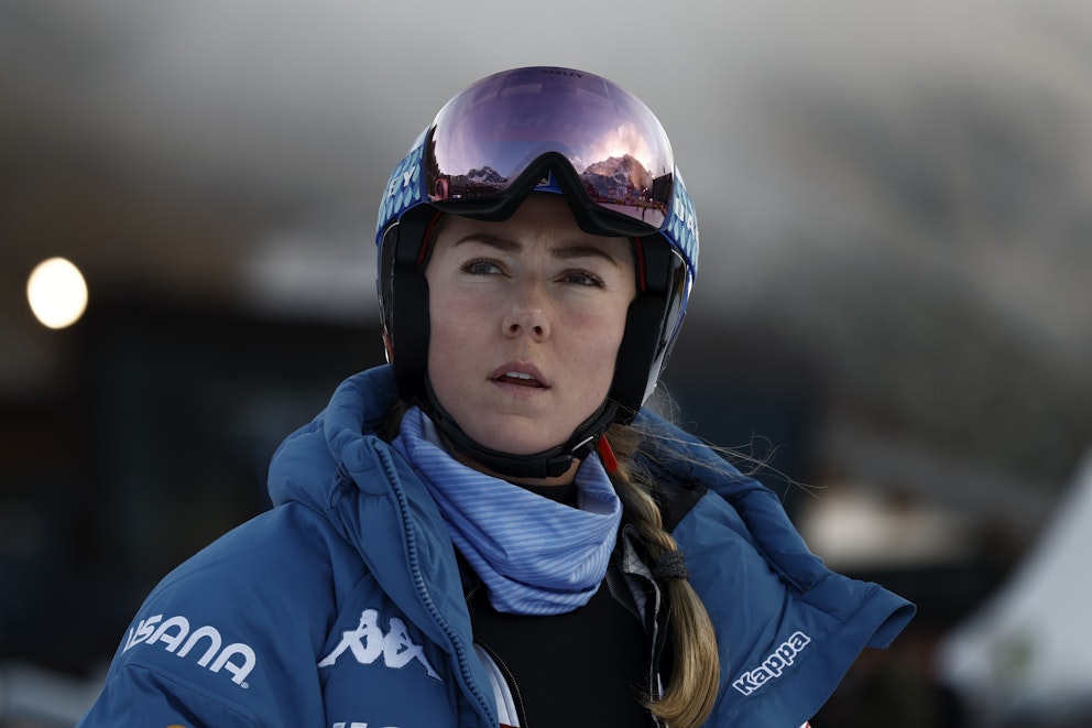 Mikaela Shiffrin i sin blåa landslagsjacka, skidglasögon och hjälm.