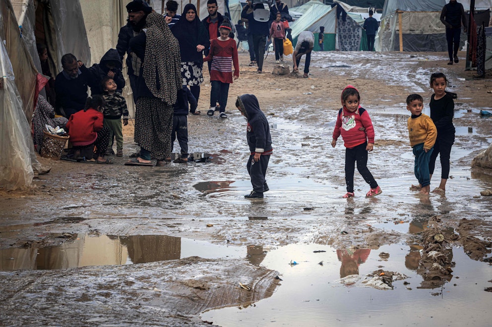 Barn i Gaza leker i en lerpöl