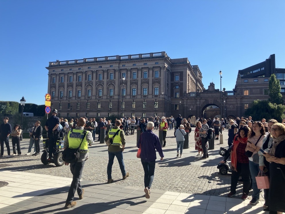 Människor samlas på Riksbron under budgetpromenaden. Foto: SVT