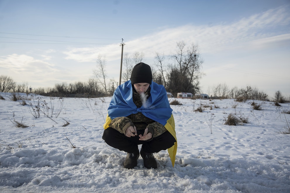 En ukrainsk krigsfånge röker en cigarett efter ett fångutbyte vid den ukrainska gränsen