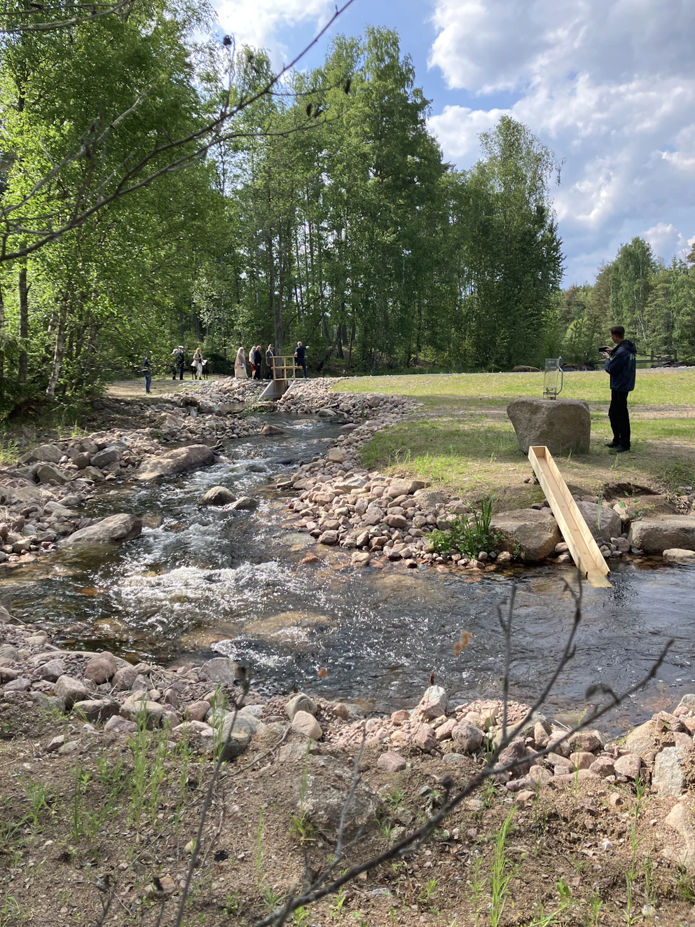 Kungen är i Ydre – inviger ny fri väg för fisken | SVT Nyheter