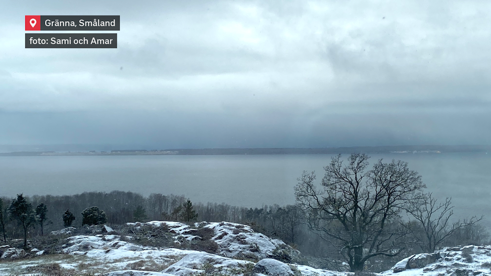 En kylig vinterdag i Gränna, där Vätterns gråblå vatten möter den frostnupna marken. Molnen ligger tunga över sjön och skapar en dramatisk stämning över det karga småländska landskapet.