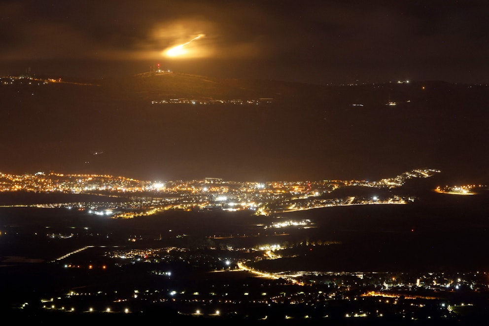 Israelisk ljusammunition lyser upp himlen över gränsen mot Libanon under söndagsnatten. Foto: Jalaa Marey/AFP