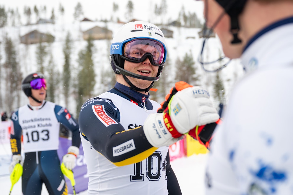 En glad Adam Hofstedt, alpinskidåkare, i samband med SM-veckan i Boden 2024.