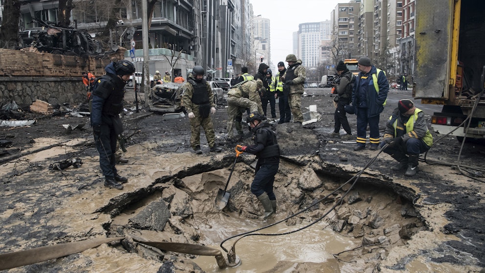 Ett hål i gatan där en robot slagit ned i Ukrainas huvudstad Kiev. 