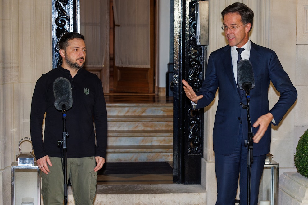 Ukrainas president Volodomyr Zelenskyj och Natos generalsekreterare  under en presskonferens  i samband med att de två möttes i Bryssel på onsdagen.