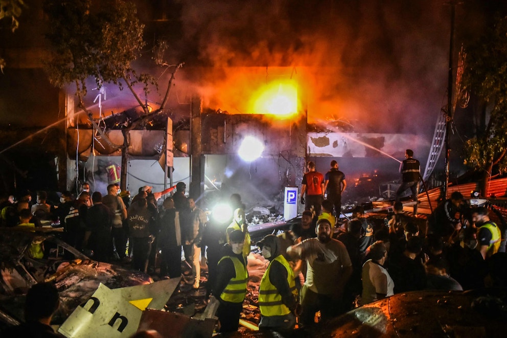 Libanesisk räddningspersonal arbetar med att släcka en brand i Beirut på söndagen. Foto: Fadel Itani/AFP