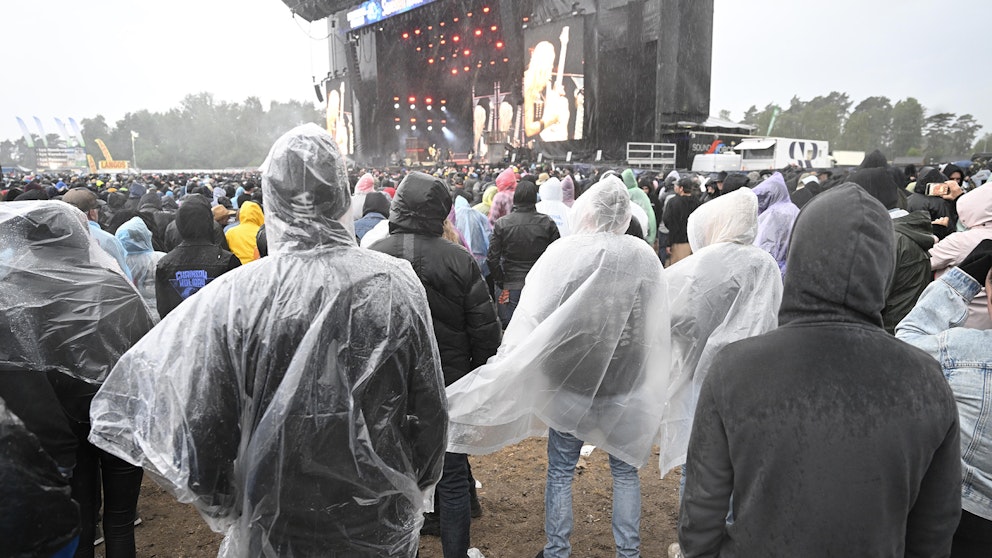 Regnet öste ner när Alice Cooper spelade under lördagskvällen på Sweden Rocks största scen.