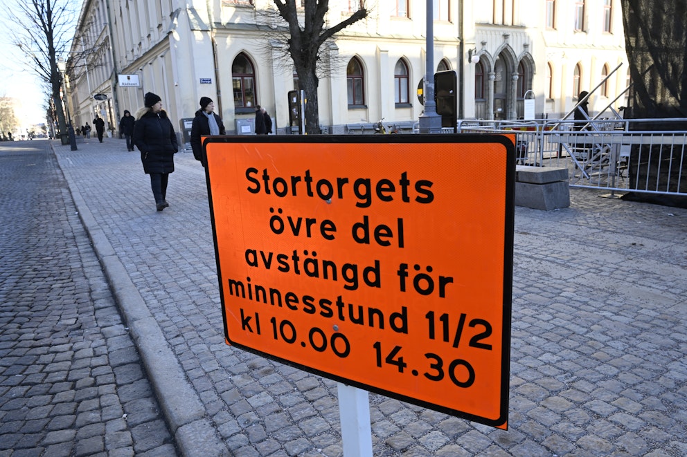 En skylt som informerar om kommande minnesstund på Stortorget