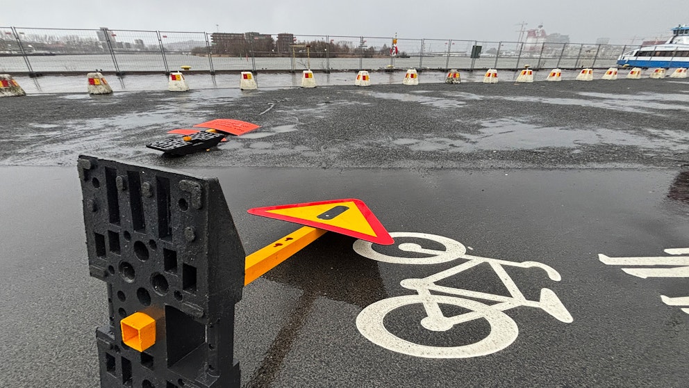 Vält vägskylt på cykelbana på Lindholmen i Göteborg.