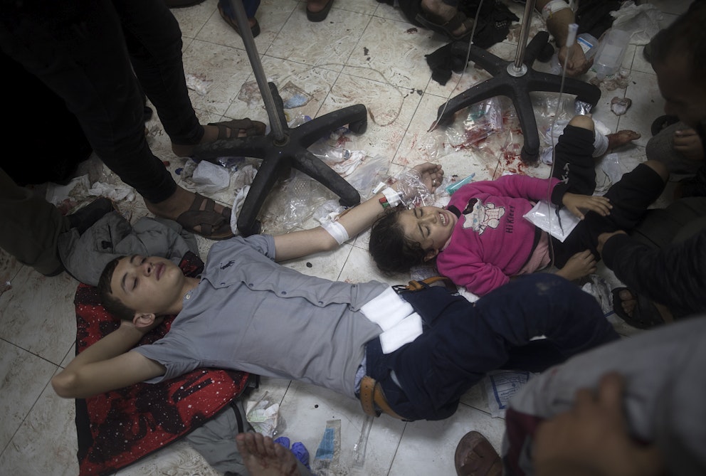 Skadade barn ligger på golvet på Nasser-sjukhuset i Khan Yunis efter israeliska flyganfall mot södra Gaza den 5 december.