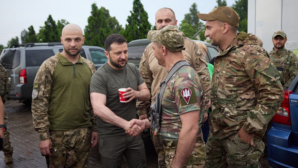 Zelenskyj Besökte Fronten – Senaste Nytt Om Kriget I Ukraina | SVT Nyheter