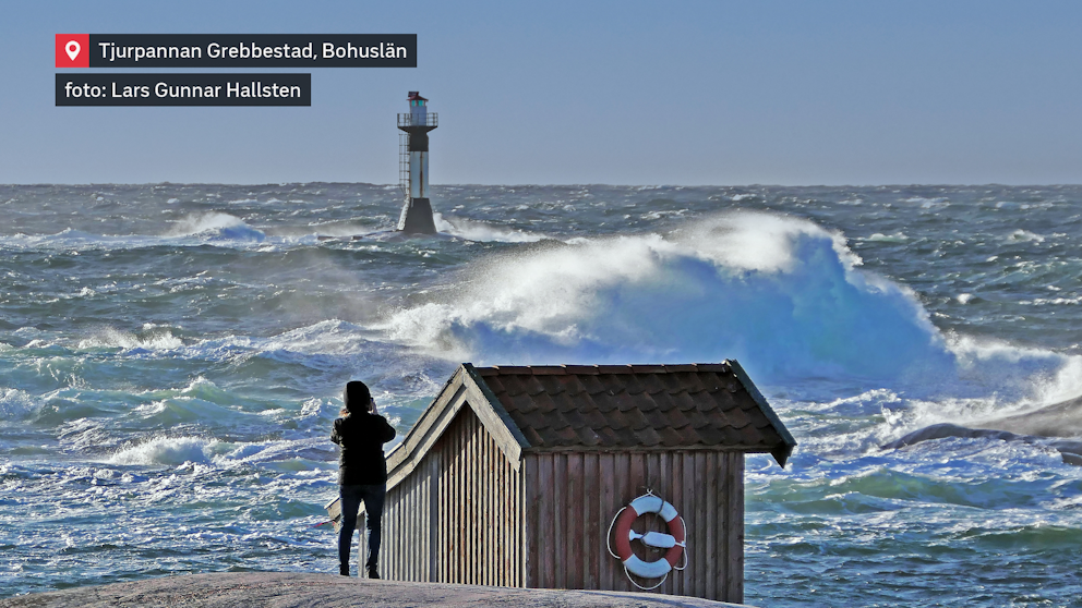 Blåst med stora vågor vid Bohuskusten.