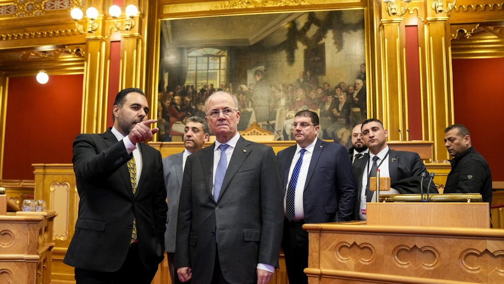 Palestiniernas premiärminister  Mohammad Mustafa (tv) möter norska stortingets president Masud Gharahkhani och utrikes- och försvarskomitéen i Norge på onsdagen. Foto: Heiko Junge/NTB